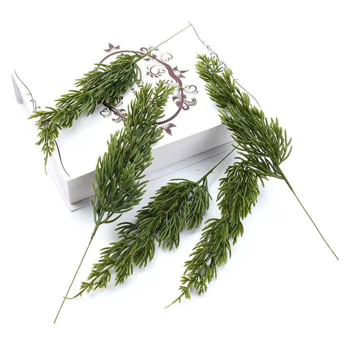 Plante artificielle de pin vert