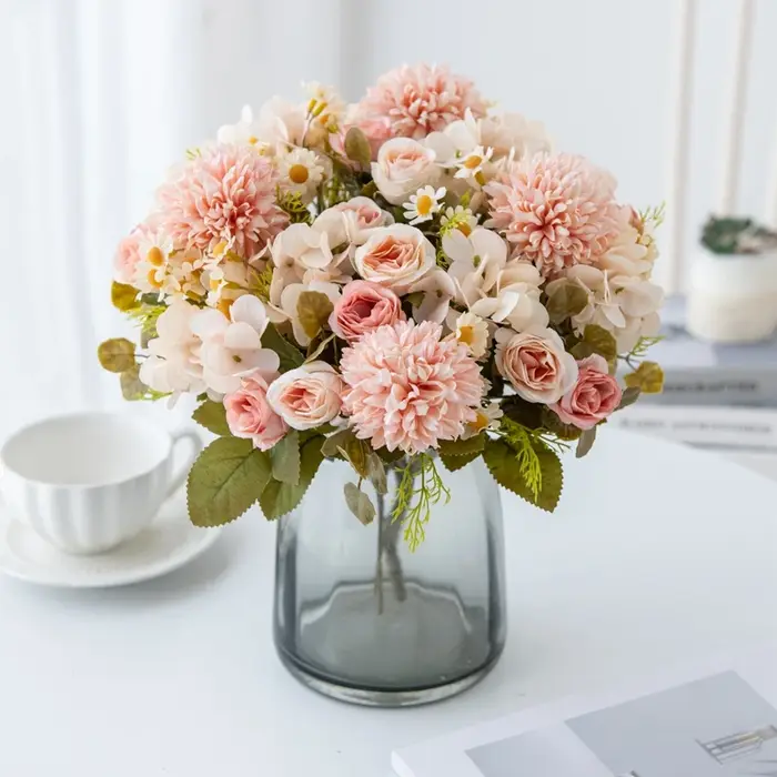 Combinaison de fleurs artificielles