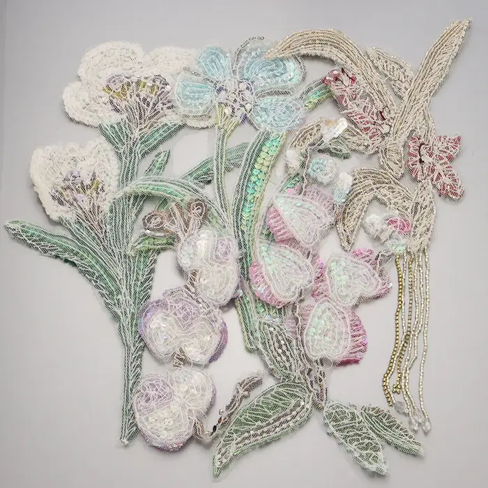 Fleur violette perlée en strass 3D faite à la main