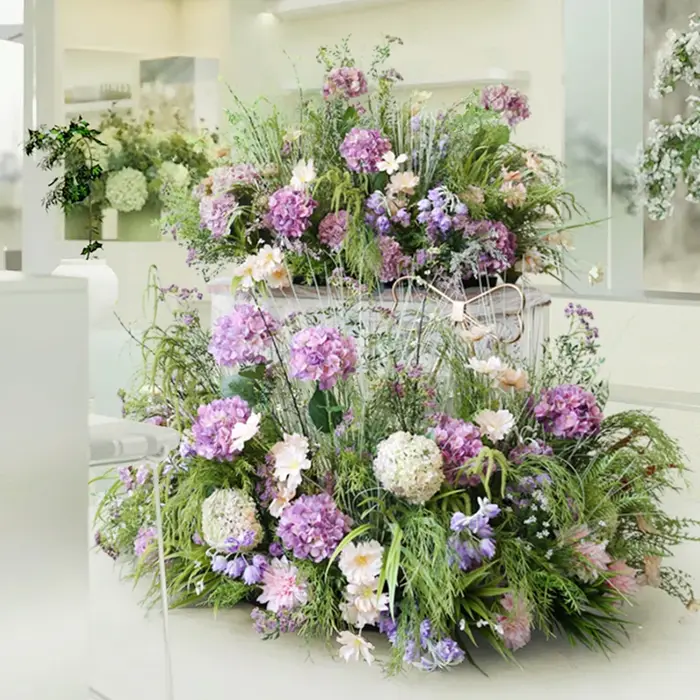 Hydrangée violette, plantes vertes, feuilles, fleurs au sol, décoration de fond de mariage, rangée de fleurs, arrangement, accessoires pour événements et banquets, vitrine.