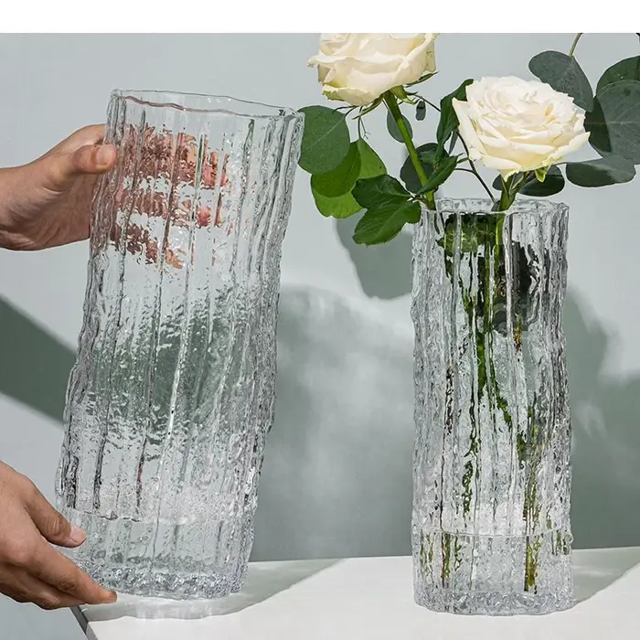 Vase en verre transparent plissé en forme de cylindre
