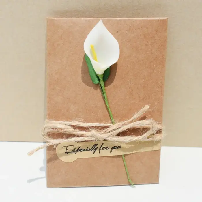 Carte de vœux à fleurs séchées en papier Kraft
