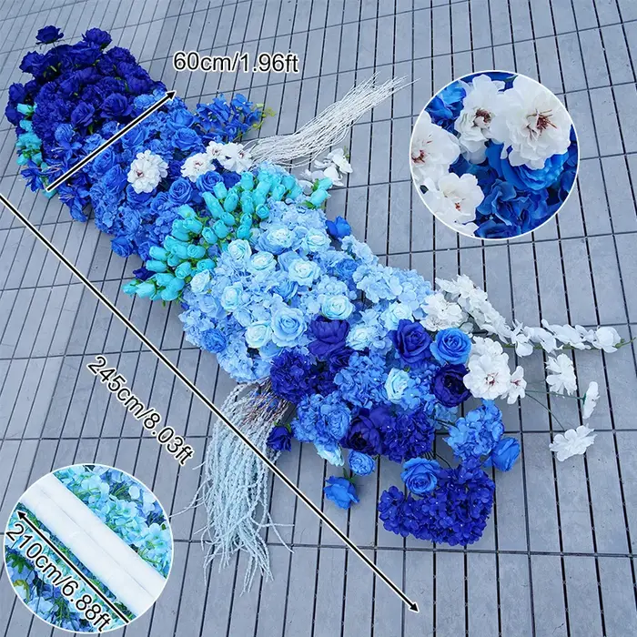 Décor floral extérieur pour mariage : rangée de fleurs de glycine bleue