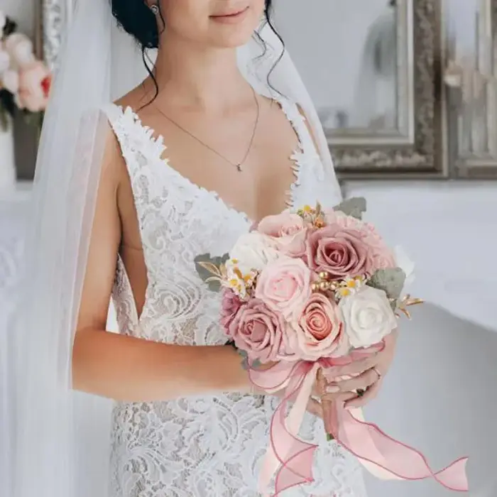 Bouquets de mariée en roses artificielles poussiéreuses