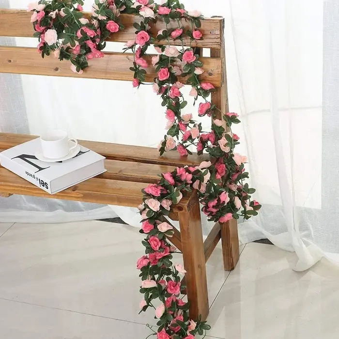 Guirxiété de roses et de feuilles vertes artificielles