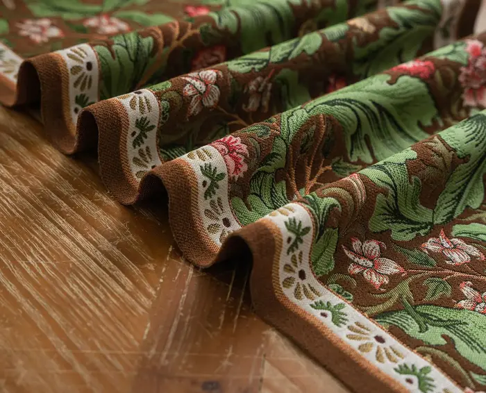 Chemin de table vintage en jacquard coloré à motifs végétaux avec pompons