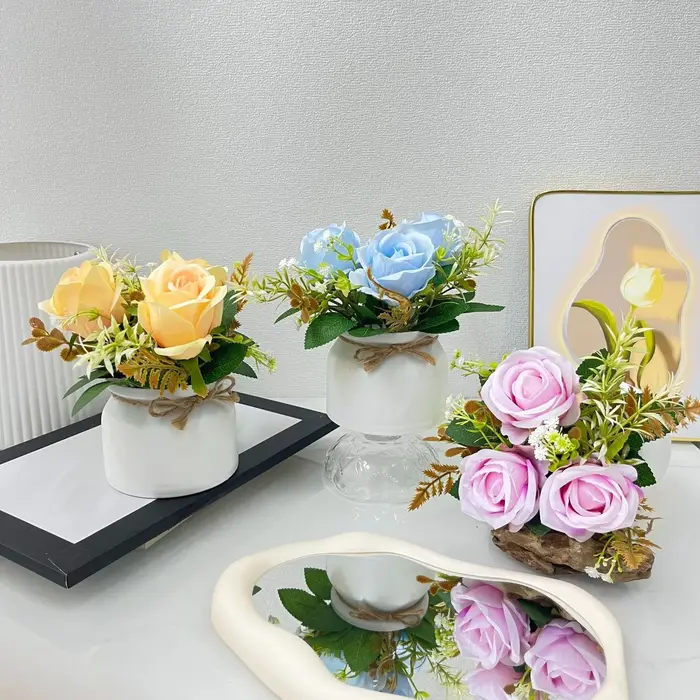 3 roses artificielles, plantes en pot