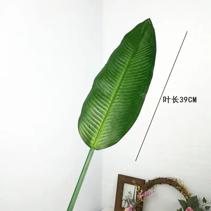Les feuilles de bananier artificielles et les oiseaux du paradis conviennent aux décorations de maison