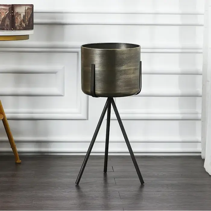 Support de fleurs triangulaire en métal Vintage, trépied de sol Simple avec jardinière pour salons de fleurs, panier décoratif, vente en gros
