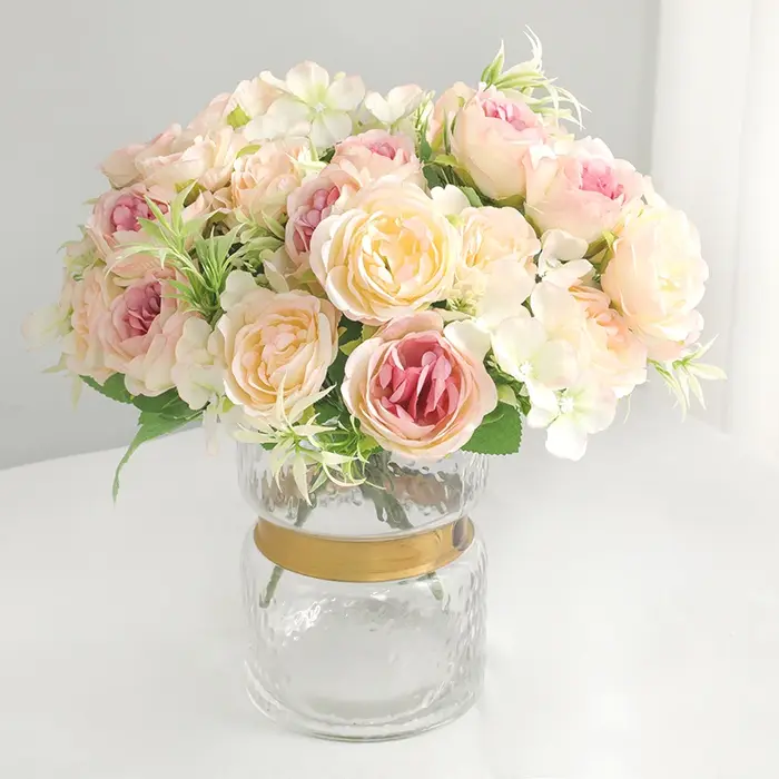 Petit bouquet de roses et pivoines artificielles