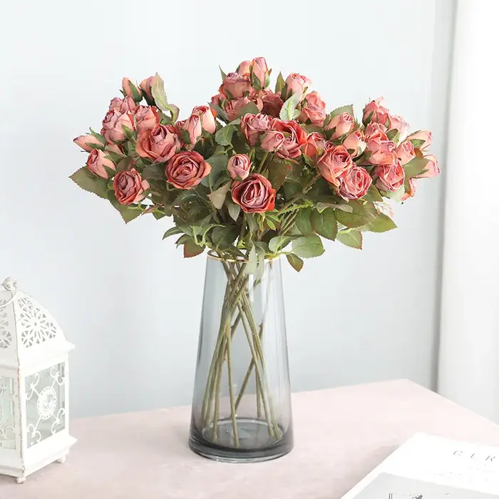 Exposition de fausses fleurs artificielles pour faire de vieilles roses à bord de coke