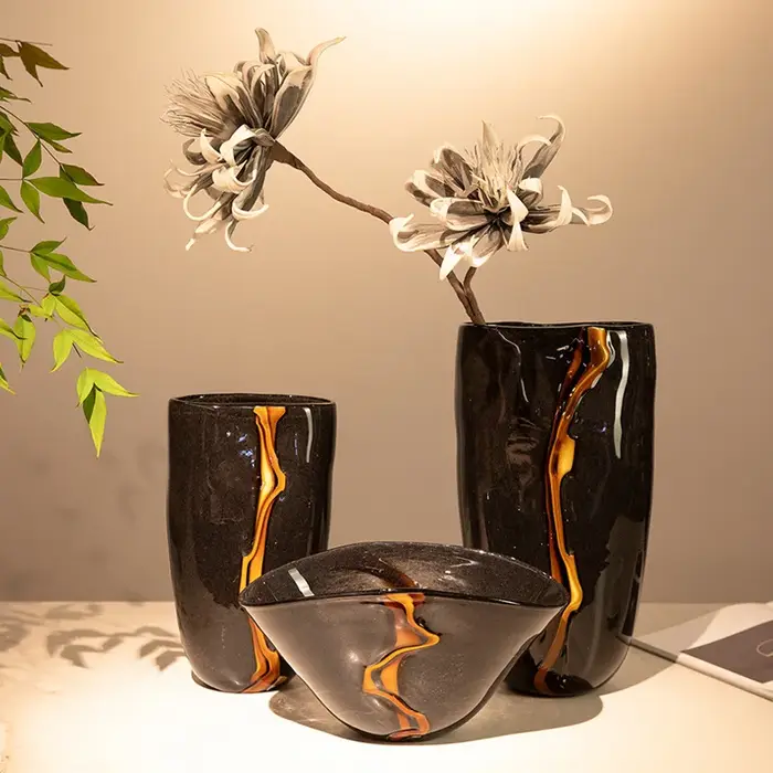 Vase à fleurs rétro noir veiné d'orange