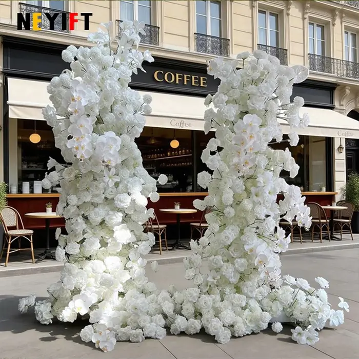 Arrangement floral 5D en pompons de roses et orchidées blanches pour arche de mariage