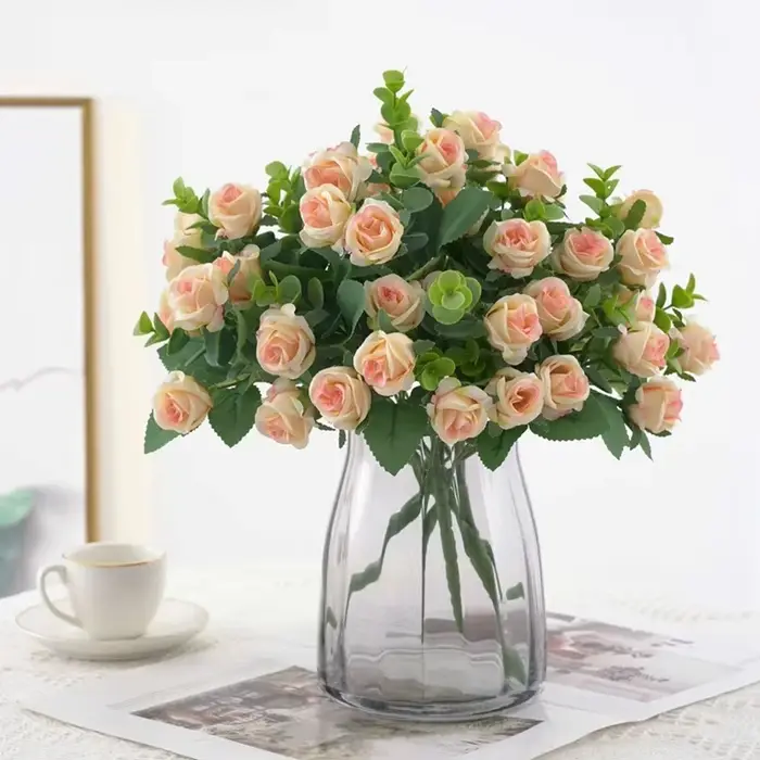 Fleurs artificielles, vases