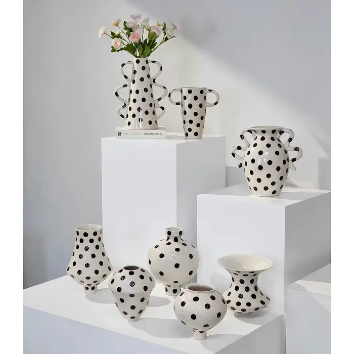 Vase en céramique à pois avec poignée