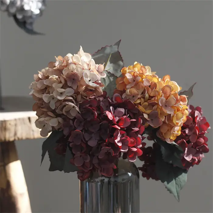 Vase de fleurs artificielles d'hortensia en soie