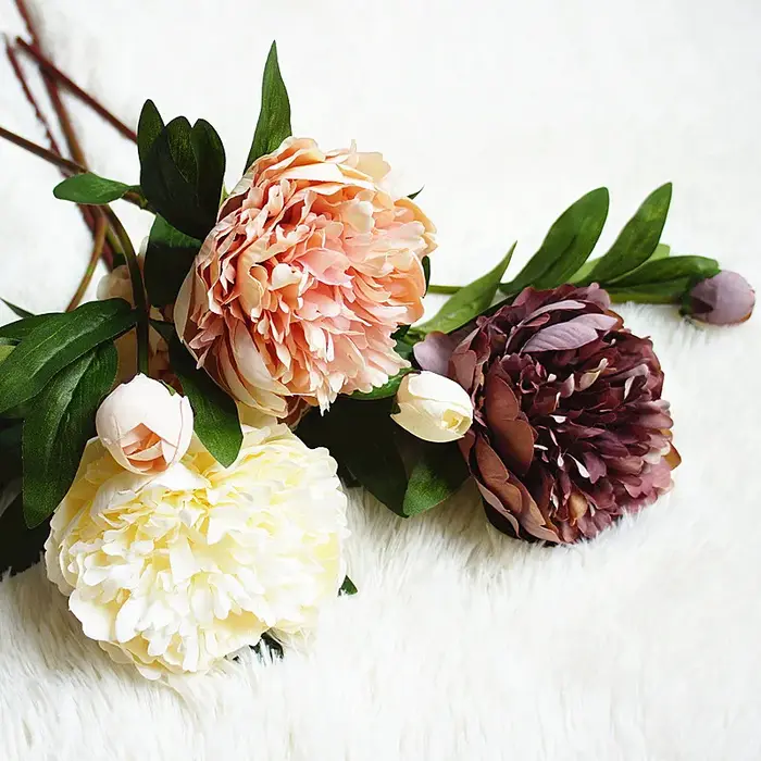Branche de fleurs artificielles de pivoine de palais avec des feuilles