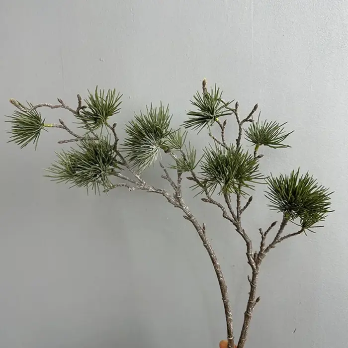 Arrangement floral, branche de pin artificielle verte