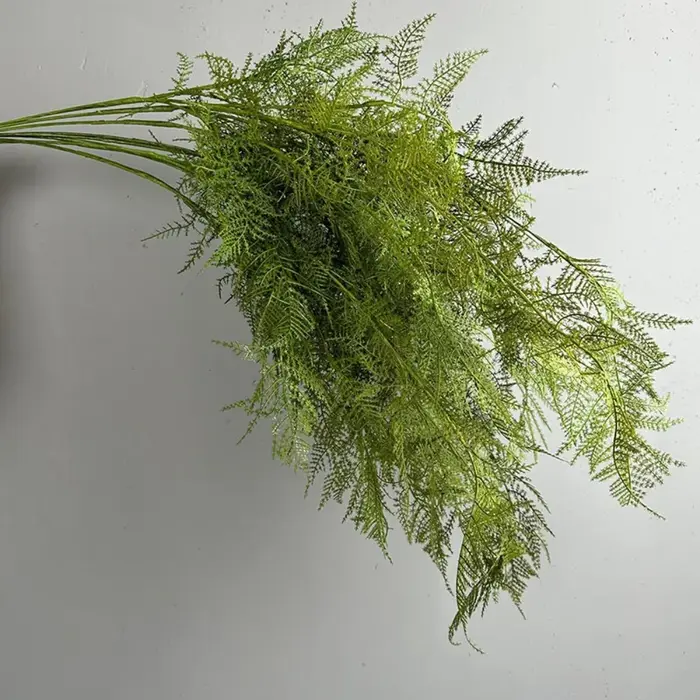 Grandes branches de plantes artificielles en fougère