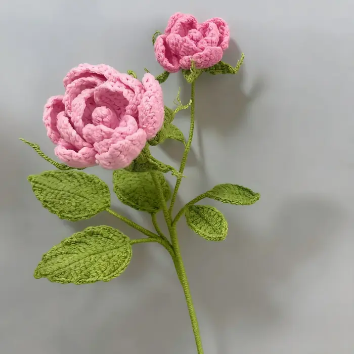 Simulation de camélia au crochet faite à la main