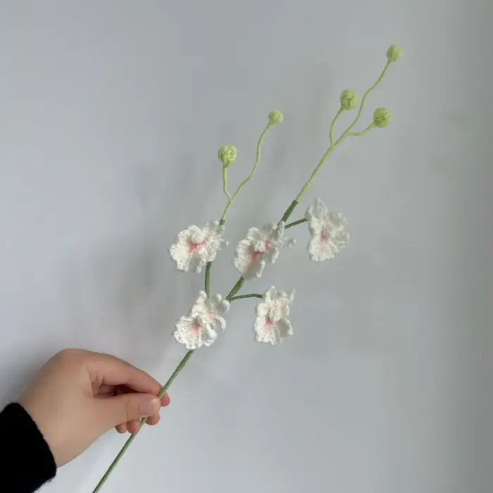 Orchidée dansante en crochet, bouquet fini tissé à la main, fleur tricotée adorable, décoration d'in