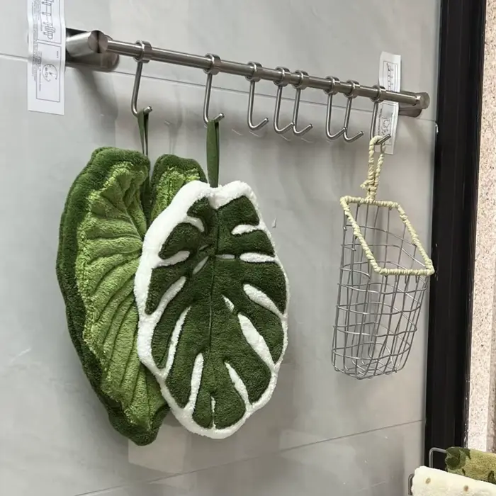 Serviette de toilette en forme de feuilles de plantes vertes