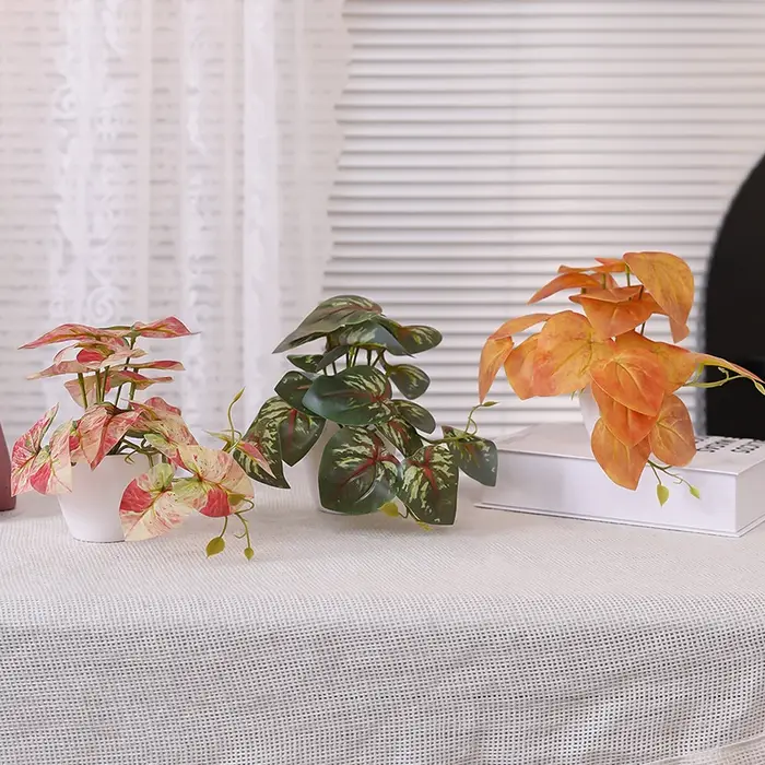 Plante verte artificielle en pot avec des feuilles de lierre vert