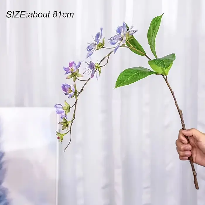 Fleurs artificielles suspendues au jasmin