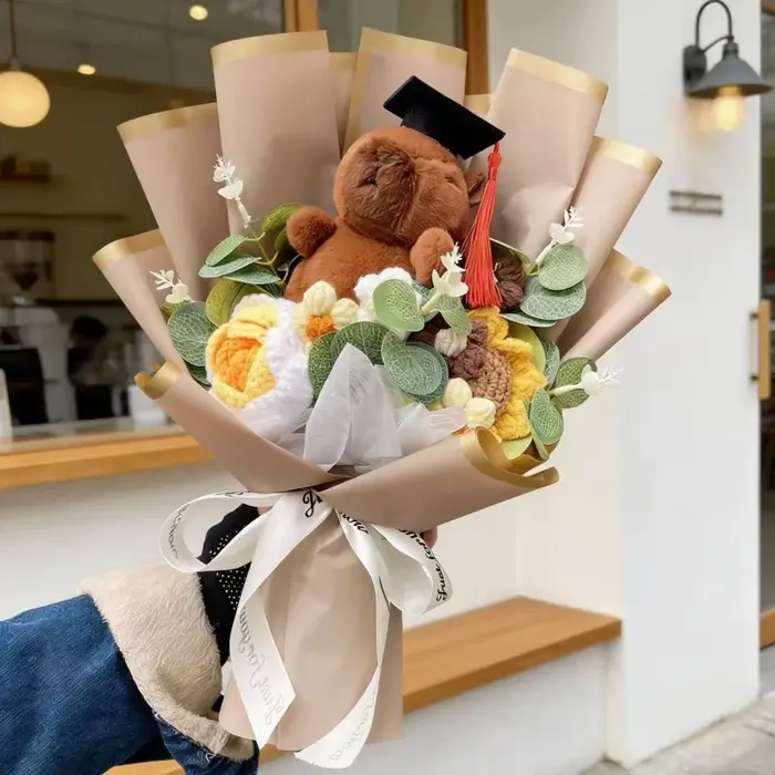 Adorable Capybara avec des fleurs artificielles