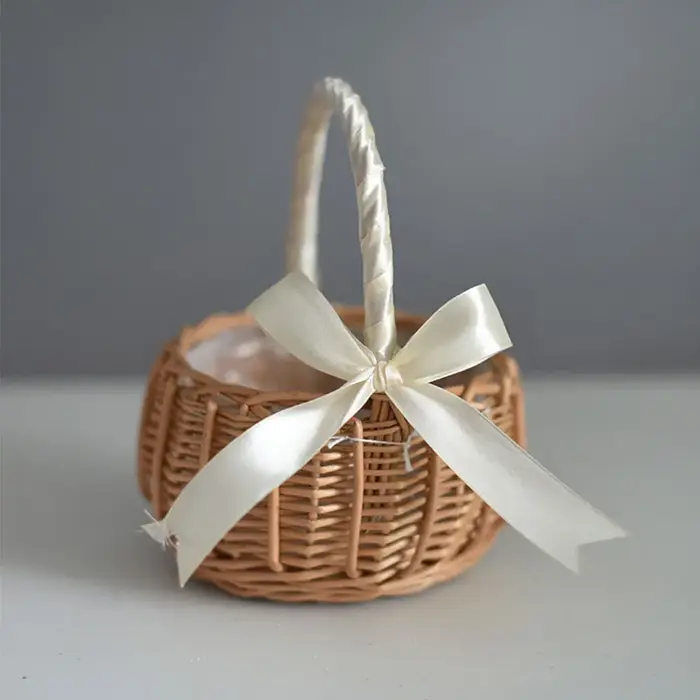 Panier à fleurs tressé avec poignée pour demoiselle d'honneur
