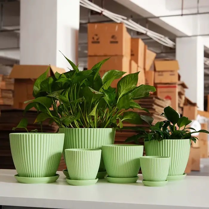 Pot de fleurs vertical rayé épaissi en plastique non-céramique avec soucoupe