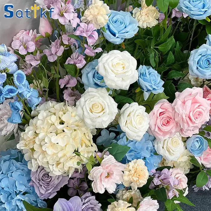 Composition florale bleue et rose en boule