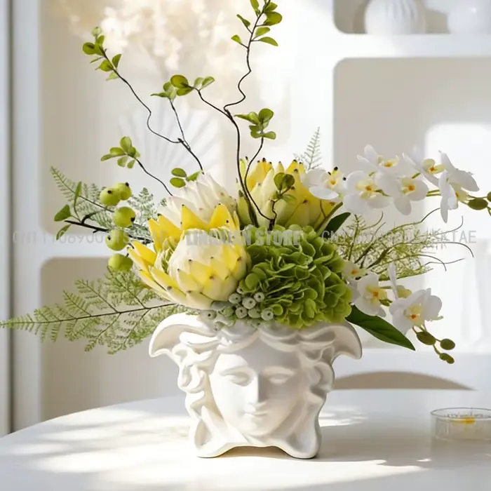 Pot de fleurs de style grec pour l'insertion