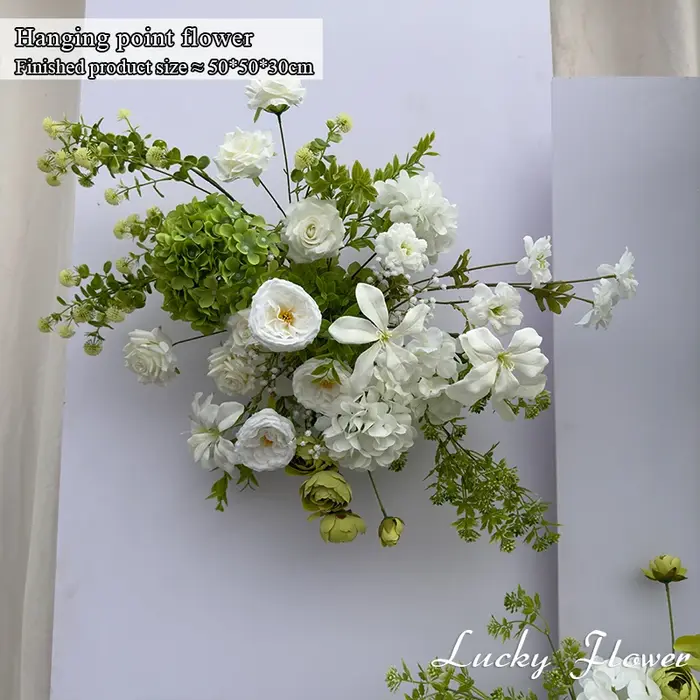 Décoration de mariage avec fleurs artificielles blanches et vertes