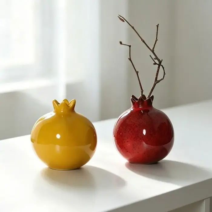 Vase en céramique artisanal en forme de grenade