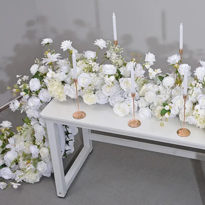 Rangées de roses artificielles