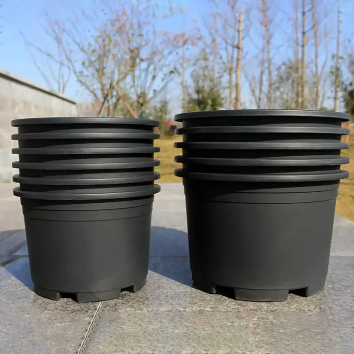 Pot de fleurs d'intérieur en plastique noir avec trous de drainage