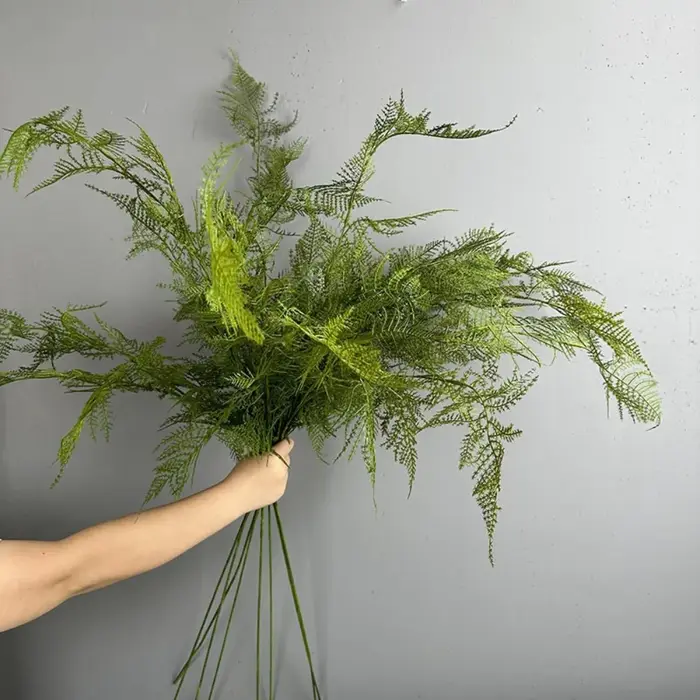 Grandes branches de plantes artificielles en fougère