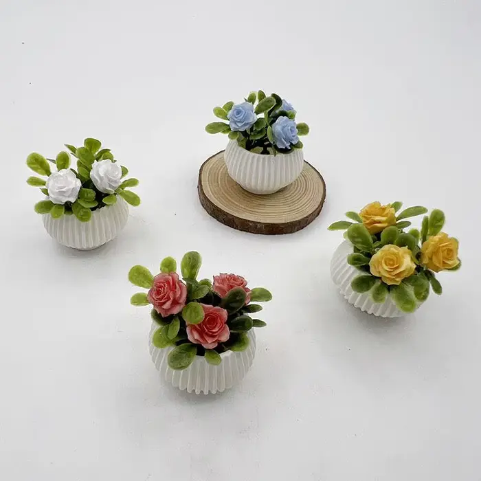 Mini plantes en pot de roses à l'échelle 1/12