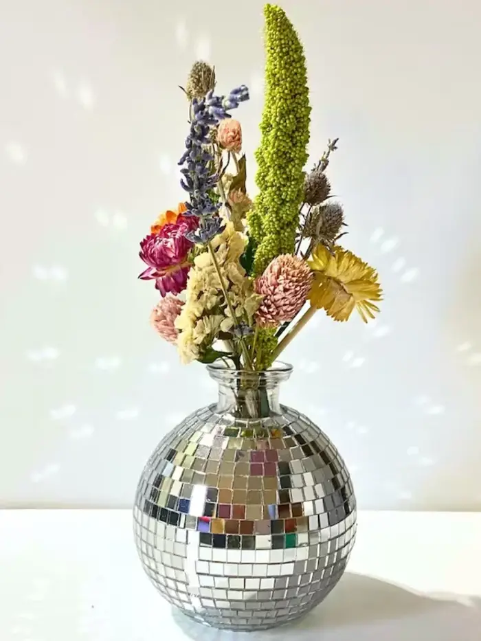 Vase boule Disco, Bouquet de fleurs colorées
