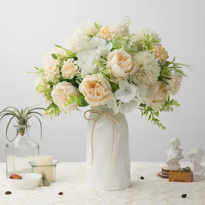 Fleurs de chrysanthème et de pivoine simulées