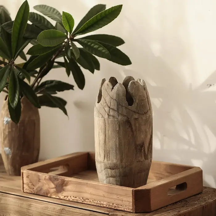 Vase d'arrangement de fleurs en bois