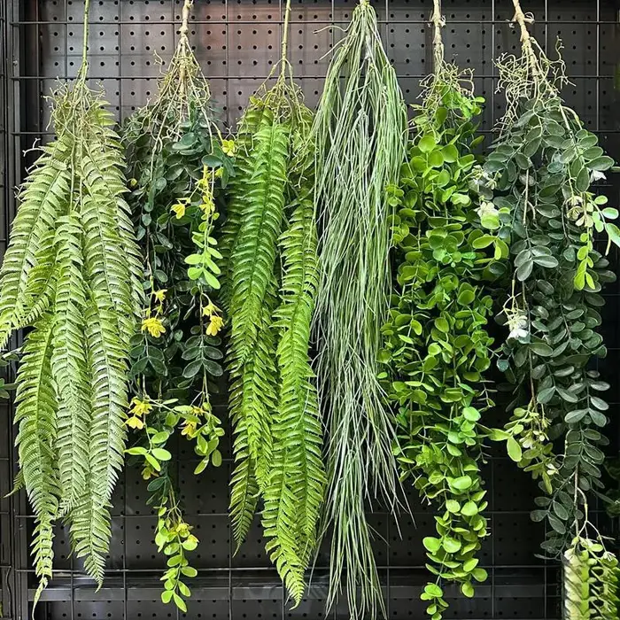 Plante verte artificielle en rotin à suspendre