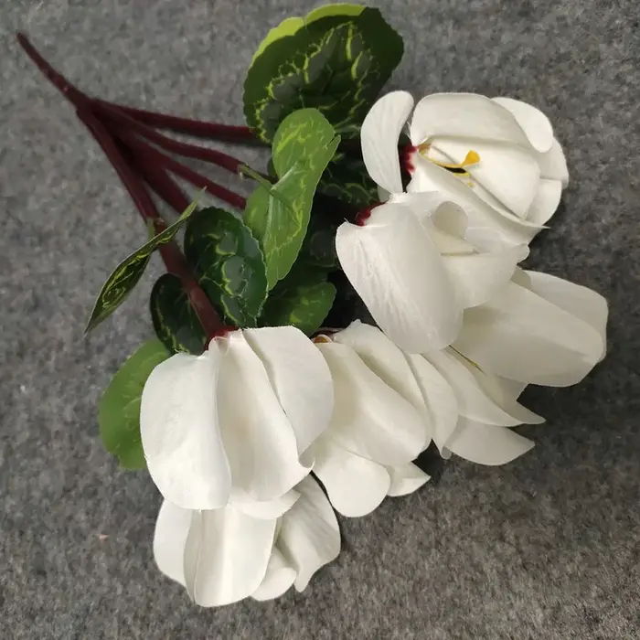 Bouquet de fleurs artificielles colorées en cyclamen rouge