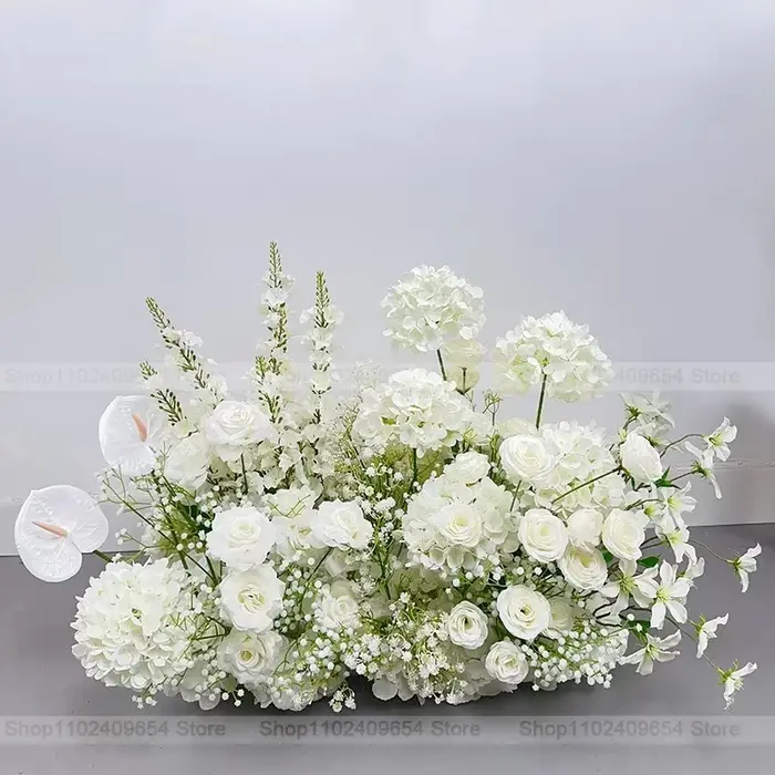 Composition florale au sol de roses blanches