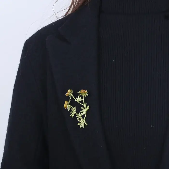 Broche de branche de fleur verte laquée pour dames