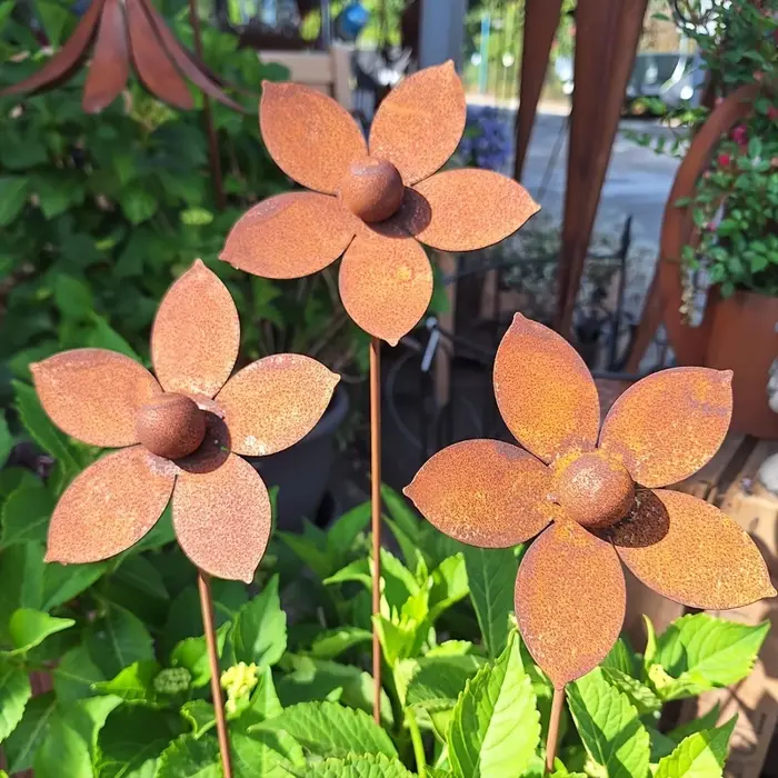 Décoration de jardin en métal rustique avec fleurs en métal rouillé, idéale pour le jardin, la cour, la pelouse, la terrasse et la décoration extérieure.