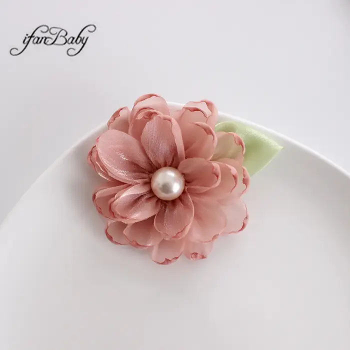 Fleurs en tissu avec centre perlé