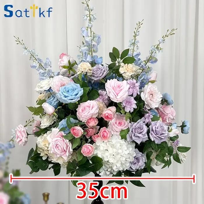 Composition florale bleue et rose en boule