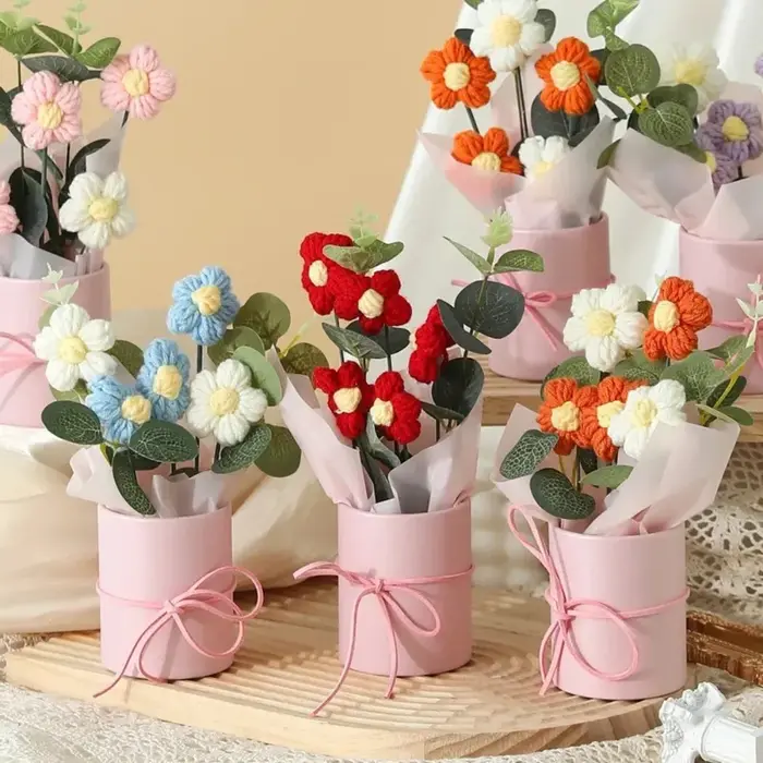 Fleurs en crochet tricotées colorées avec pot